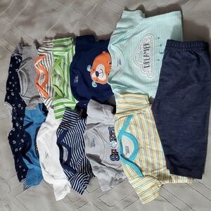 Bundle of 12 Gerber Infant Boy's Onesies Bodysuits Footsie Size Newborn